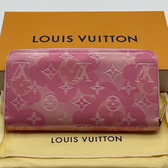 Louis Vuitton Valentine Vernis Monogram Limited Edition Long Round Zippy Wallet - Picture 12 of 16